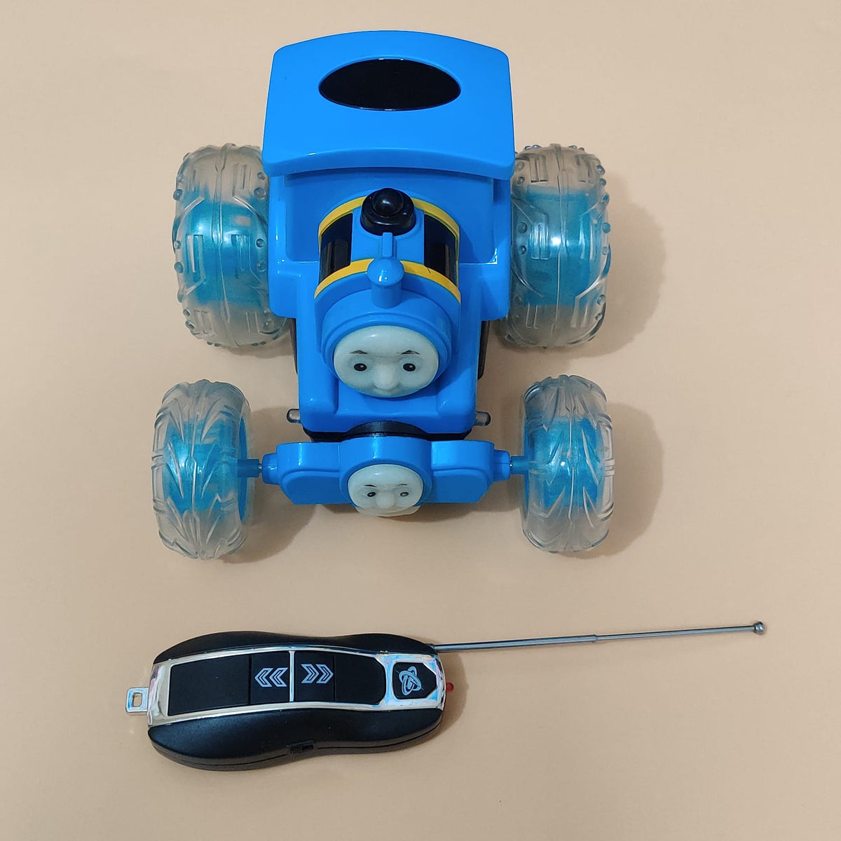 𝗥𝗲𝗺𝗼𝘁𝗲 𝗖𝗼𝗻𝘁𝗿𝗼𝗹 𝗧𝗵𝗼𝗺𝗮𝘀 𝗦𝘁𝘆𝗹𝗲 𝗠𝘂𝘀𝗶𝗰𝗮𝗹 𝗦𝘁𝘂𝗻𝘁 𝗧𝗿𝗮𝗶𝗻 𝘄𝗶𝘁𝗵 𝗙𝗹𝗮𝘀𝗵𝗶𝗻𝗴 𝗟𝗶𝗴𝗵𝘁𝘀 & 𝟯𝟲𝟬° 𝗙𝗹𝗶𝗽𝘀